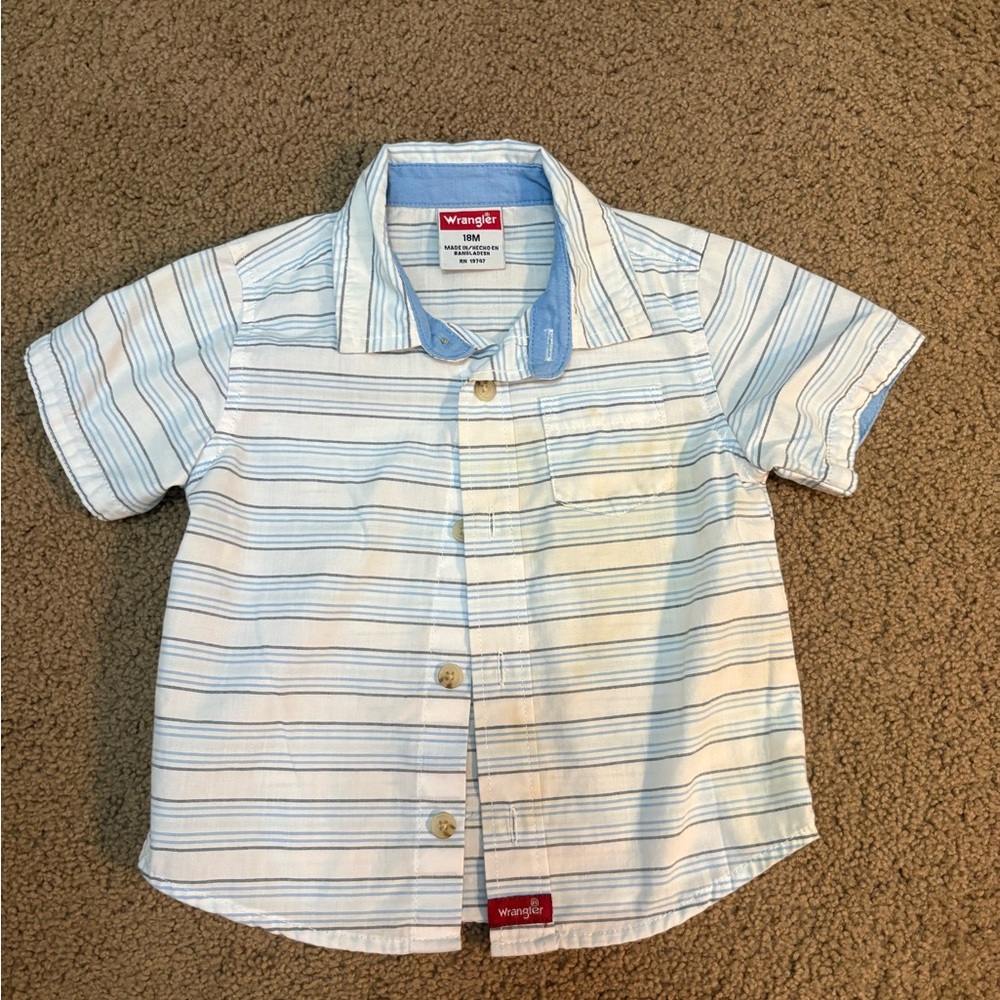 Wrangler Light Blue and White Striped Short-Sleeve Button Shirt